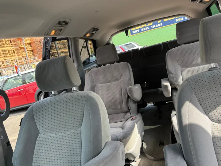 GRAY, 2006 TOYOTA SIENNA Image 7