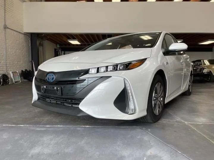 WHITE, 2021 TOYOTA PRIUS PRIME Image 1