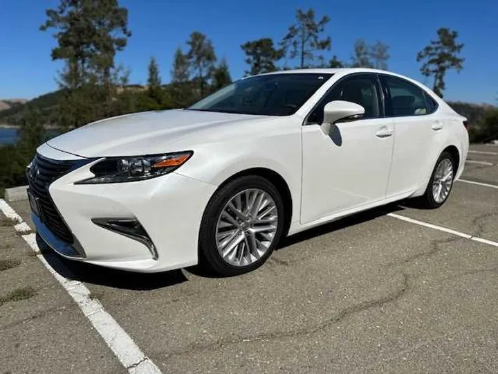 2016 LEXUS ES Image 1