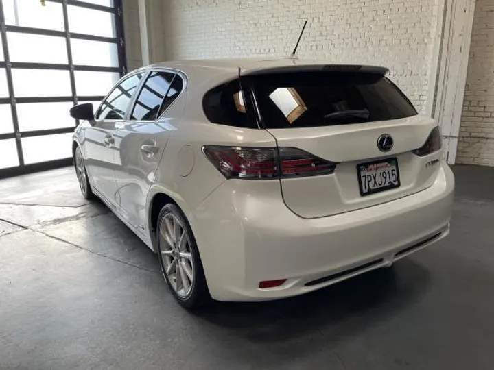 WHITE, 2013 LEXUS CT 200H Image 8