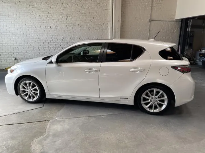 WHITE, 2013 LEXUS CT 200H Image 9