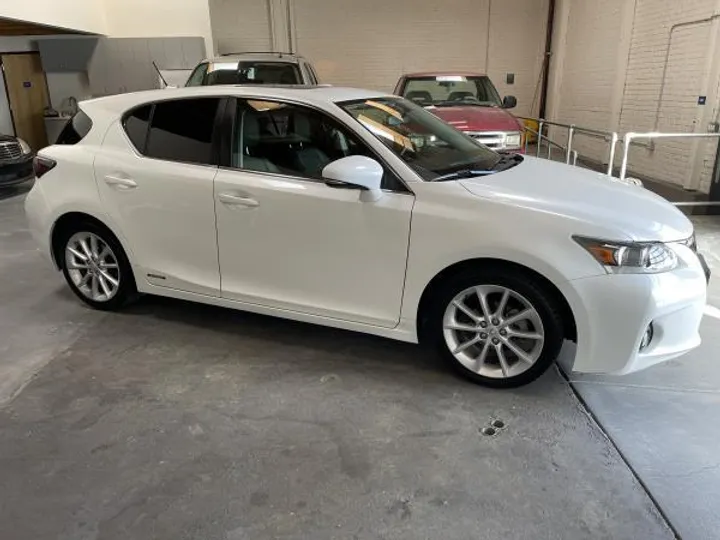 WHITE, 2013 LEXUS CT 200H Image 4