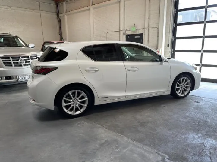 WHITE, 2013 LEXUS CT 200H Image 5