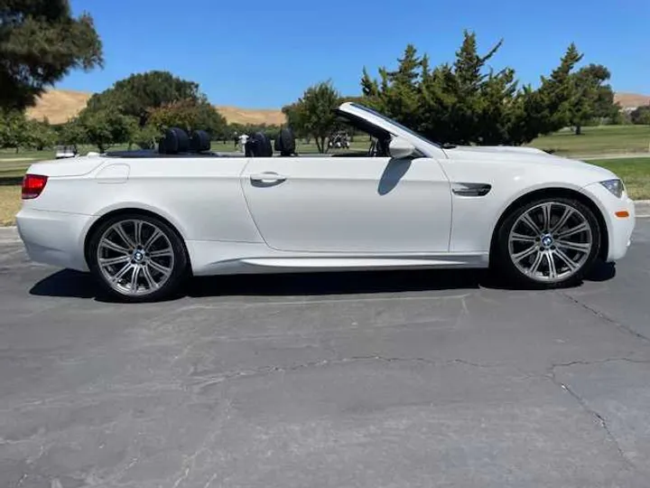 WHITE, 2010 BMW M3 Image 2