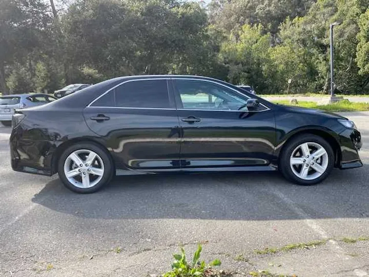 BLACK, 2013 TOYOTA CAMRY Image 6