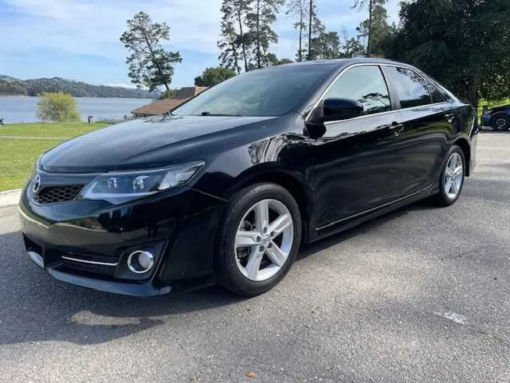 BLACK, 2013 TOYOTA CAMRY Image 1