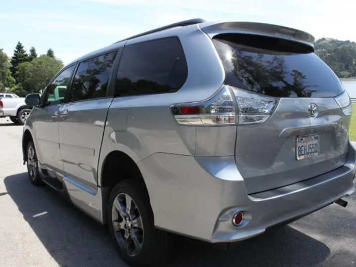 GRAY, 2016 TOYOTA SIENNA Image 4