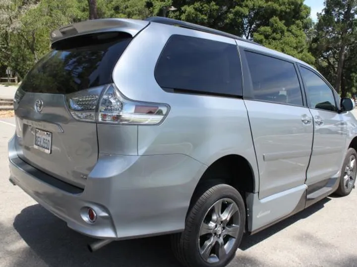 GRAY, 2016 TOYOTA SIENNA Image 6