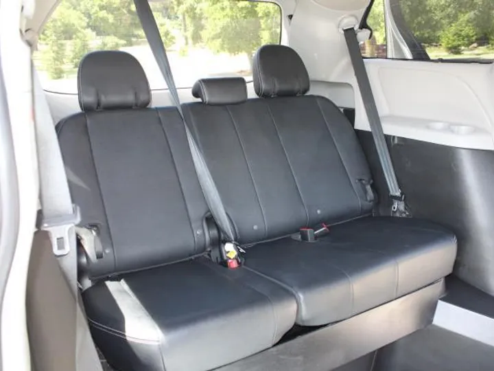 GRAY, 2016 TOYOTA SIENNA Image 15