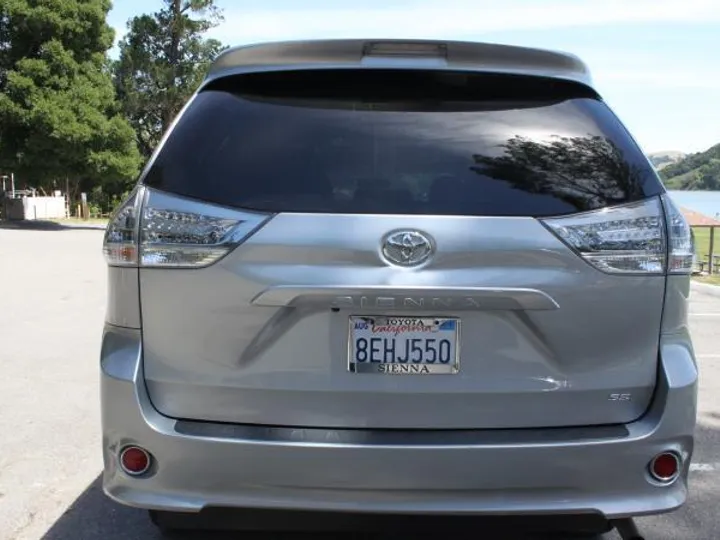 GRAY, 2016 TOYOTA SIENNA Image 3