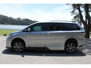 GRAY, 2016 TOYOTA SIENNA Image 