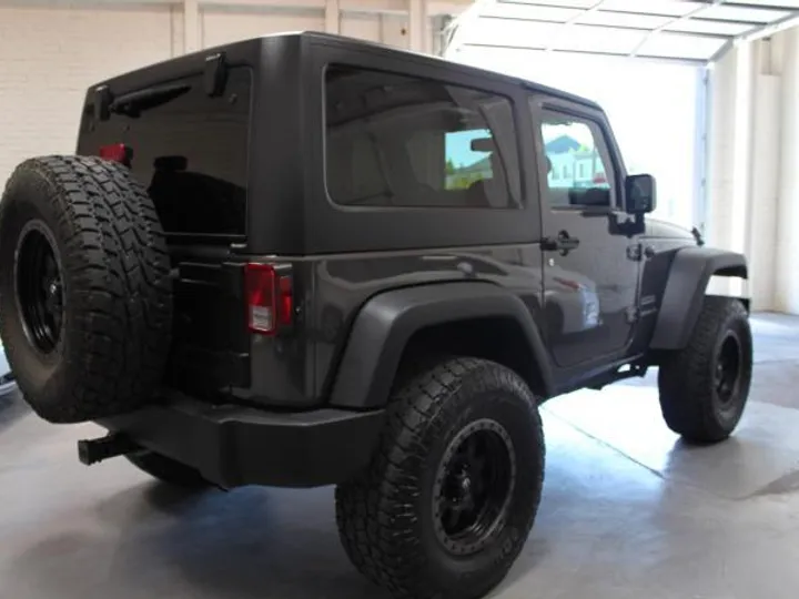 GRAY, 2017 JEEP WRANGLER Image 4