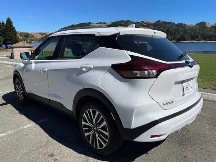 WHITE, 2021 NISSAN KICKS Image 3