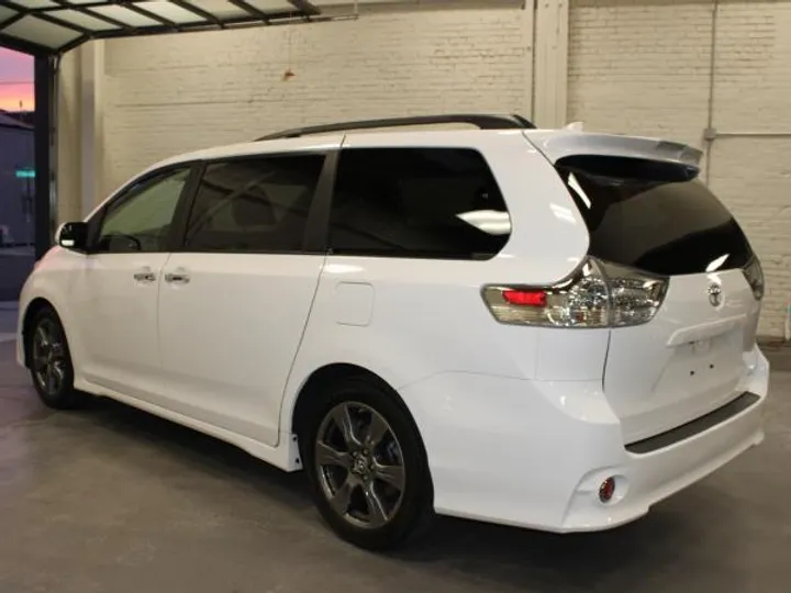 WHITE, 2020 TOYOTA SIENNA Image 3