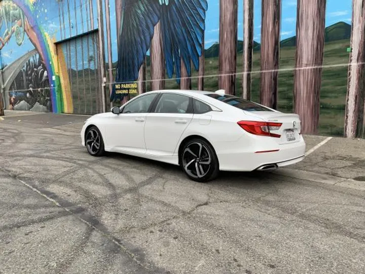 WHITE, 2018 HONDA ACCORD Image 4