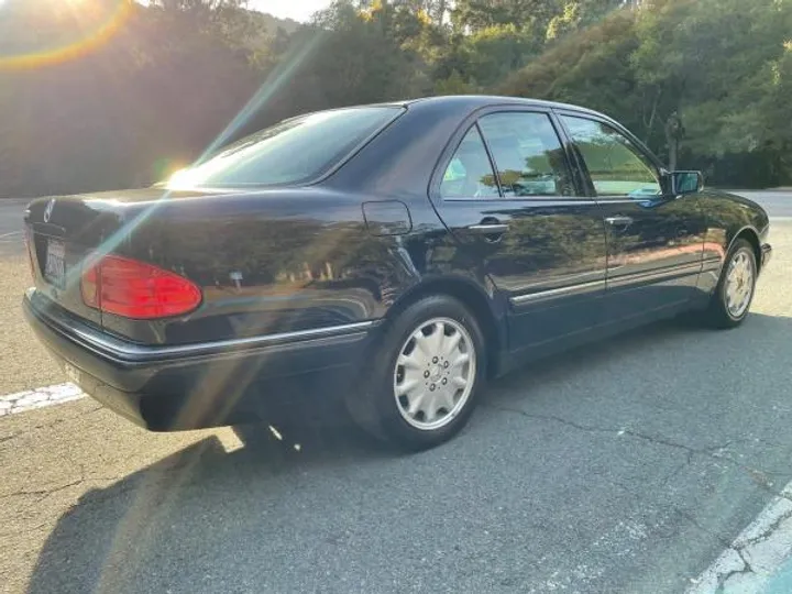 BLUE, 1997 MERCEDES-BENZ E-CLASS Image 6