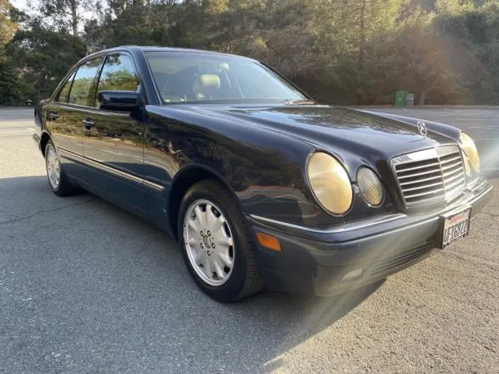 BLUE, 1997 MERCEDES-BENZ E-CLASS Image 5