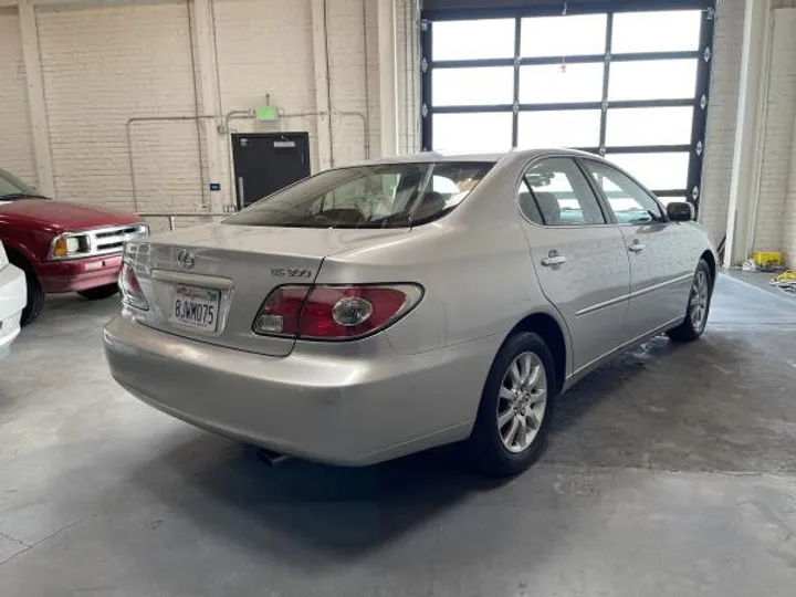 SILVER, 2005 LEXUS ES 300 Image 8