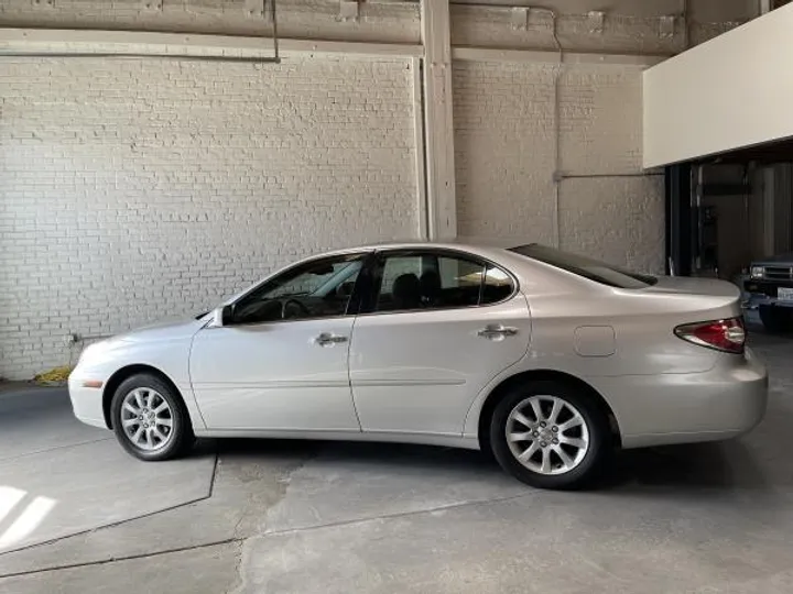 SILVER, 2005 LEXUS ES 300 Image 11