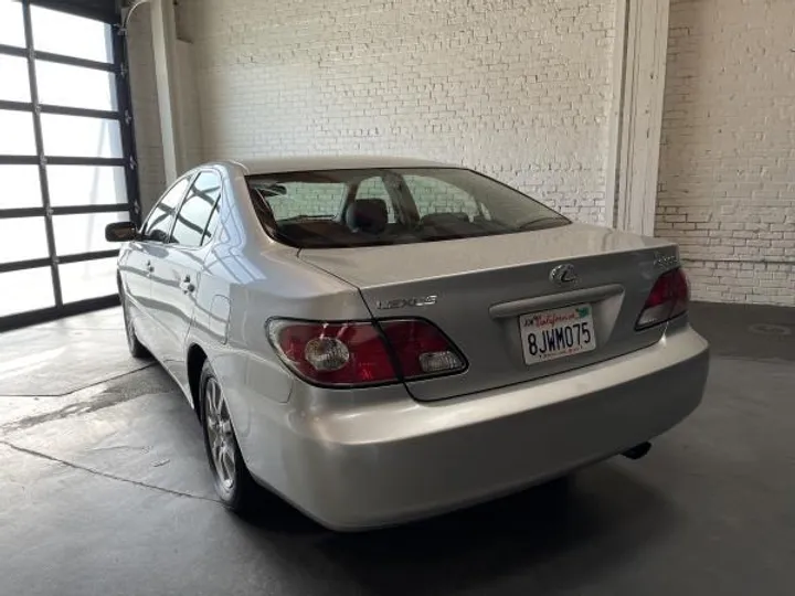 SILVER, 2005 LEXUS ES 300 Image 10