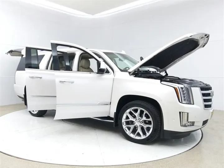 Crystal White Tricoat, 2017 CADILLAC ESCALADE ESV Image 9