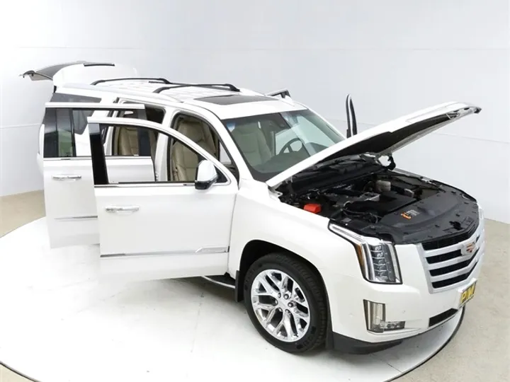 Crystal White Tricoat, 2017 CADILLAC ESCALADE ESV Image 17