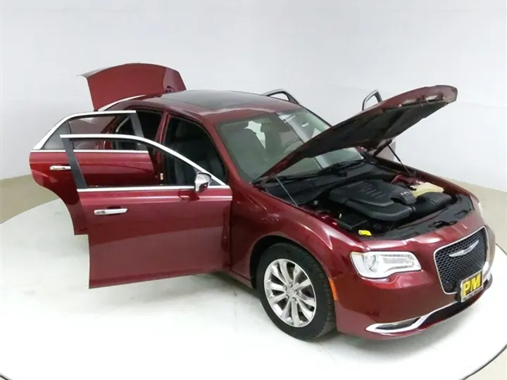 Velvet Red Pearlcoat, 2019 CHRYSLER 300 Image 17