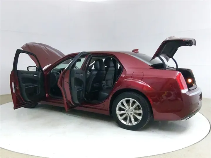 Velvet Red Pearlcoat, 2019 CHRYSLER 300 Image 11