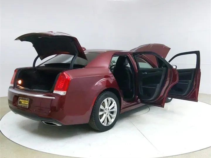 Velvet Red Pearlcoat, 2019 CHRYSLER 300 Image 12