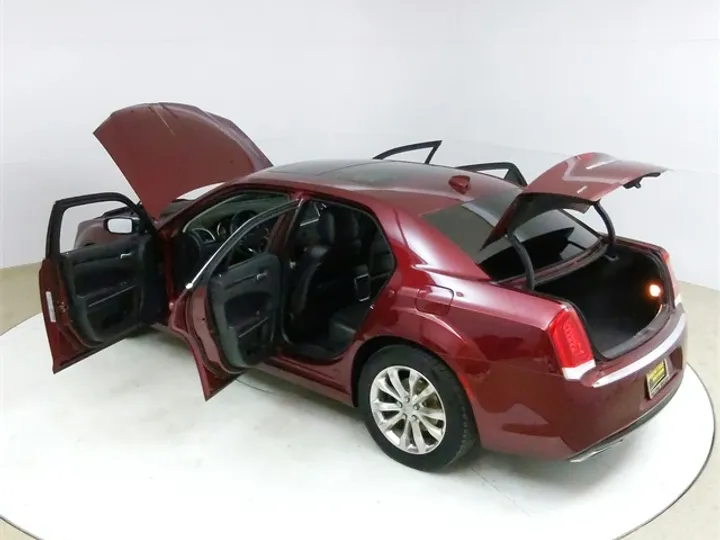 Velvet Red Pearlcoat, 2019 CHRYSLER 300 Image 19