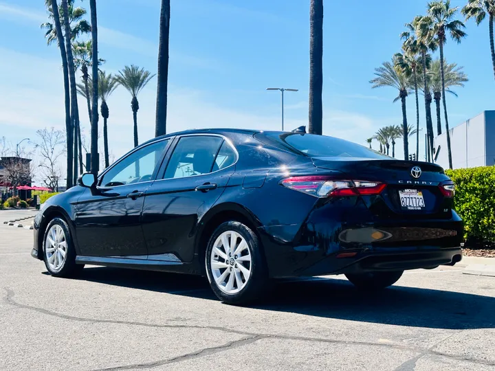 BLACK, 2022 TOYOTA CAMRY Image 6