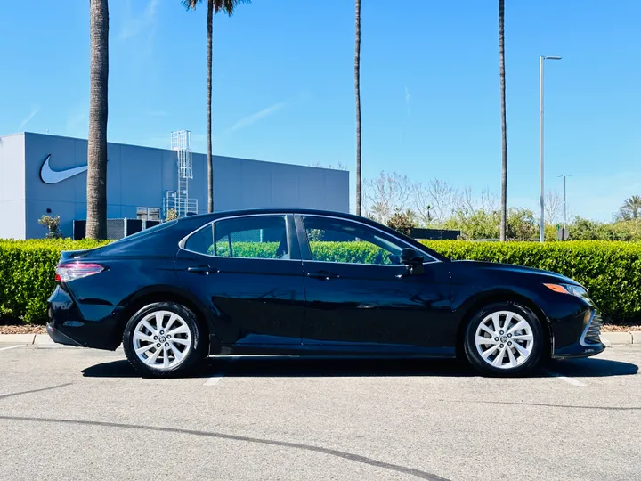 BLACK, 2022 TOYOTA CAMRY Image 7