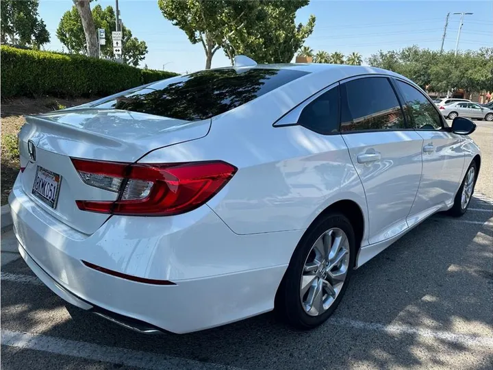 WHITE, 2019 HONDA ACCORD Image 4