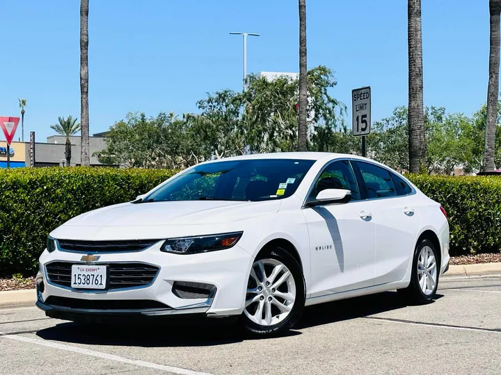 WHITE, 2018 CHEVROLET MALIBU Image 2