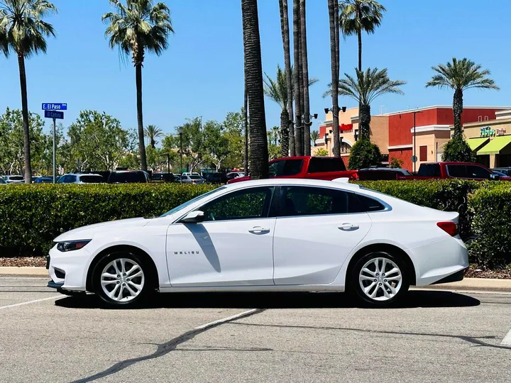 WHITE, 2018 CHEVROLET MALIBU Image 3