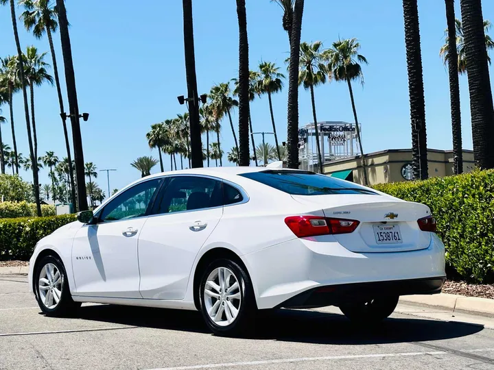 WHITE, 2018 CHEVROLET MALIBU Image 4