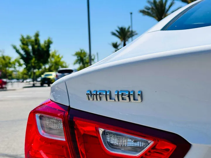 WHITE, 2018 CHEVROLET MALIBU Image 29