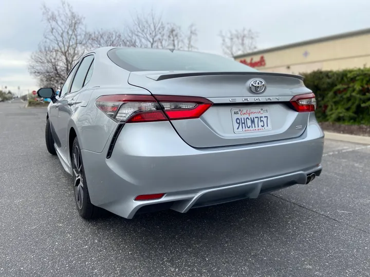 SILVER, 2021 TOYOTA CAMRY Image 17