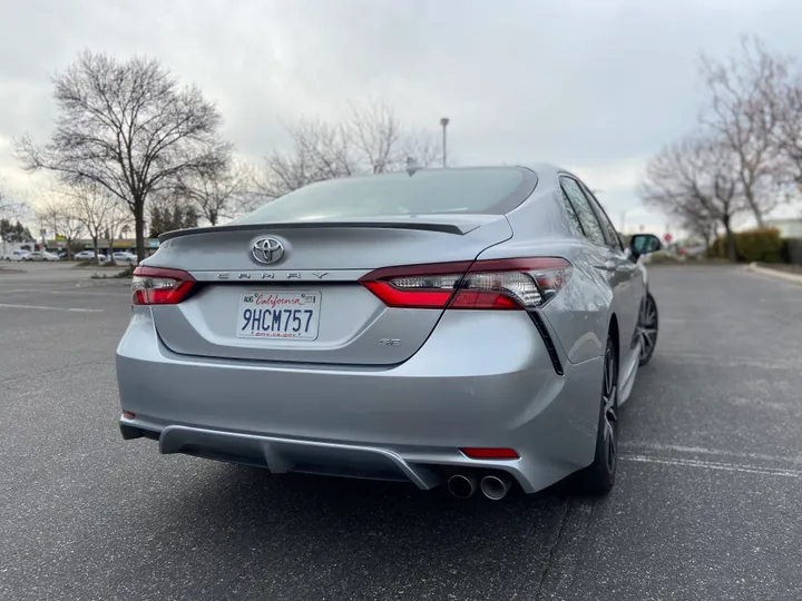 SILVER, 2021 TOYOTA CAMRY Image 21