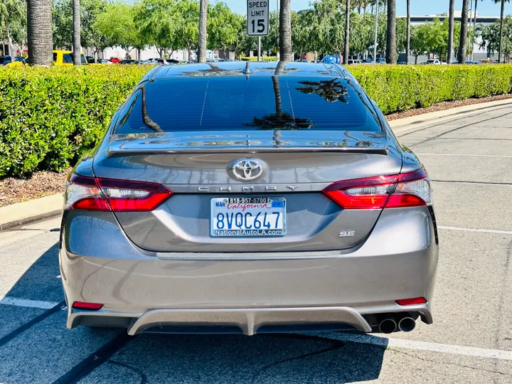 GRAY, 2021 TOYOTA CAMRY Image 4