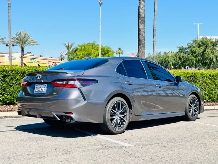 GRAY, 2021 TOYOTA CAMRY Image 2