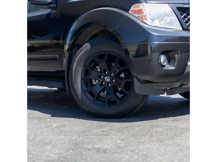 BLACK, 2018 NISSAN FRONTIER CREW CAB Image 10