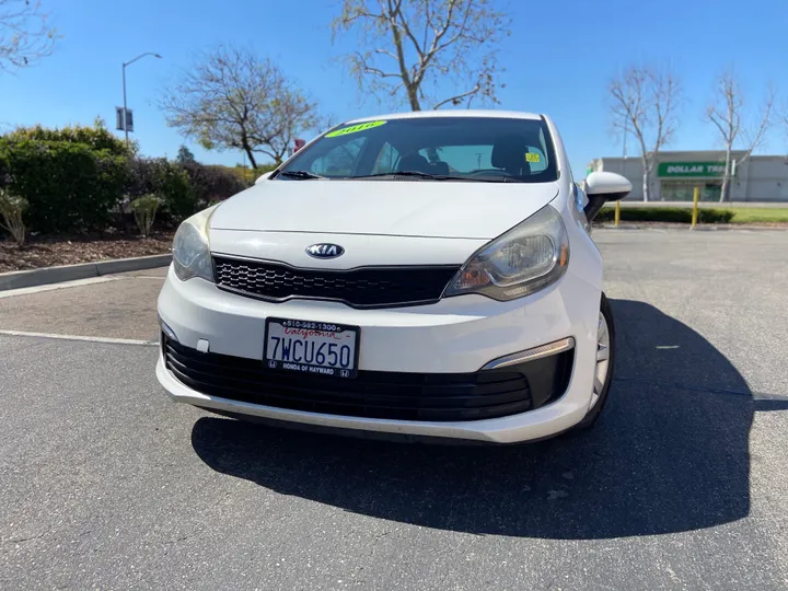 WHITE, 2016 KIA RIO Image 4