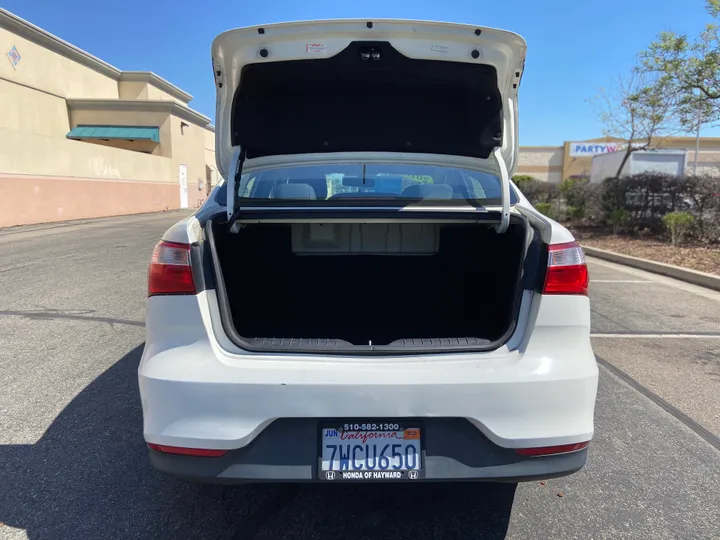 WHITE, 2016 KIA RIO Image 17