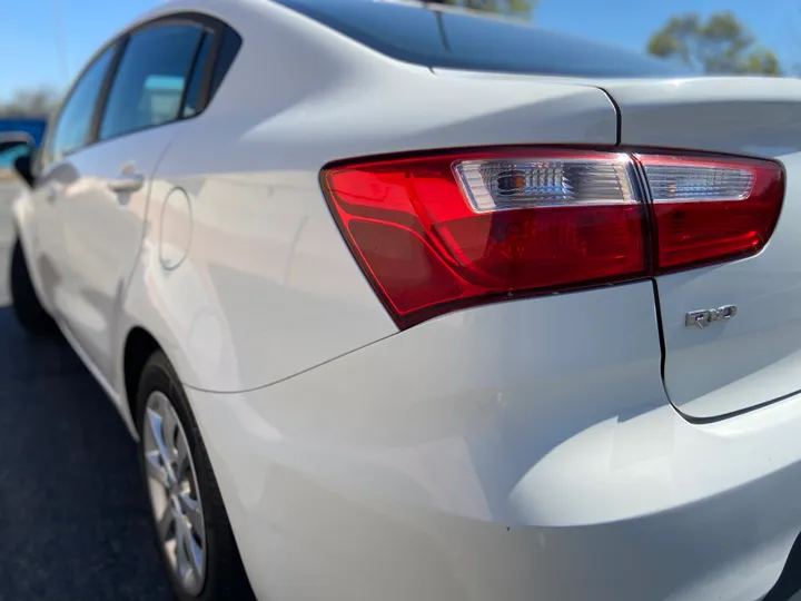 WHITE, 2016 KIA RIO Image 18