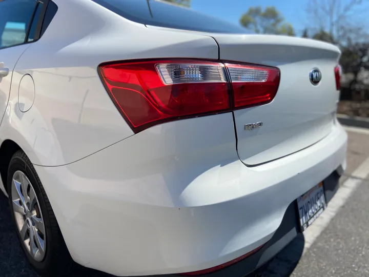 WHITE, 2016 KIA RIO Image 19