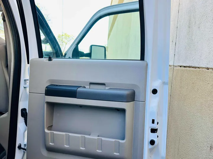 WHITE, 2008 FORD F450 SUPER DUTY CREW CAB & CHASSIS Image 34