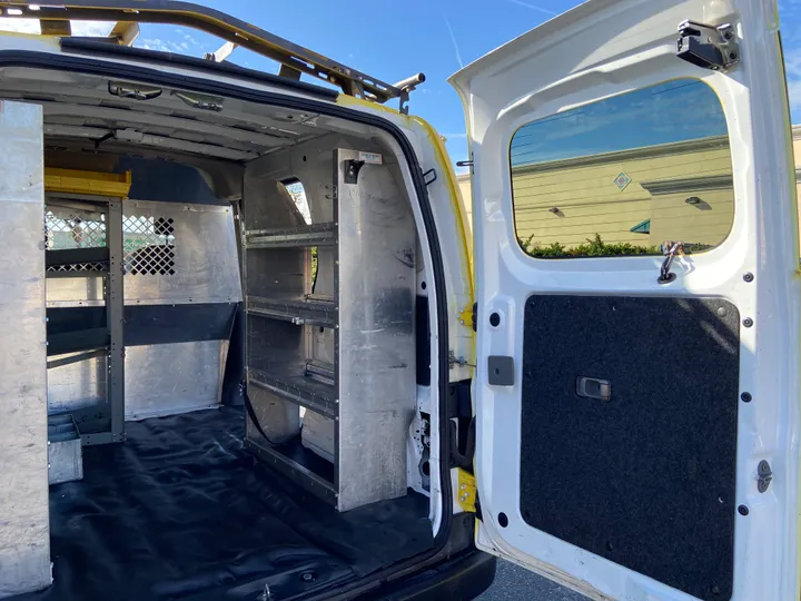 YELLOW, 2015 CHEVROLET CITY EXPRESS Image 32