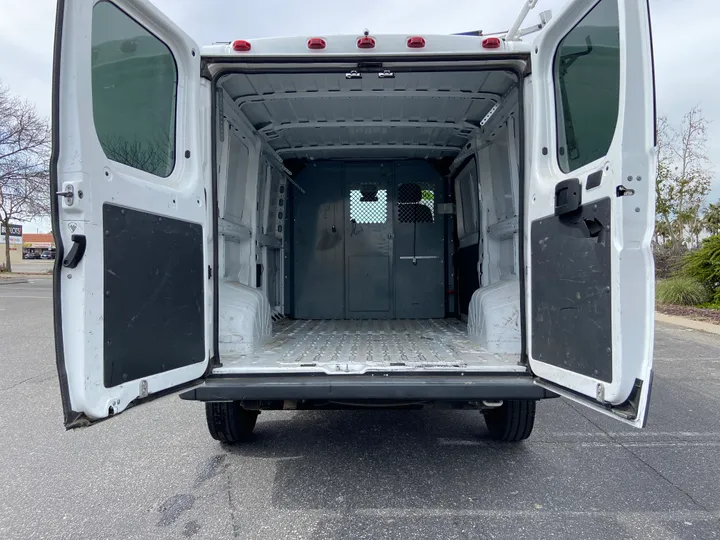 WHITE, 2017 RAM PROMASTER CARGO VAN Image 22