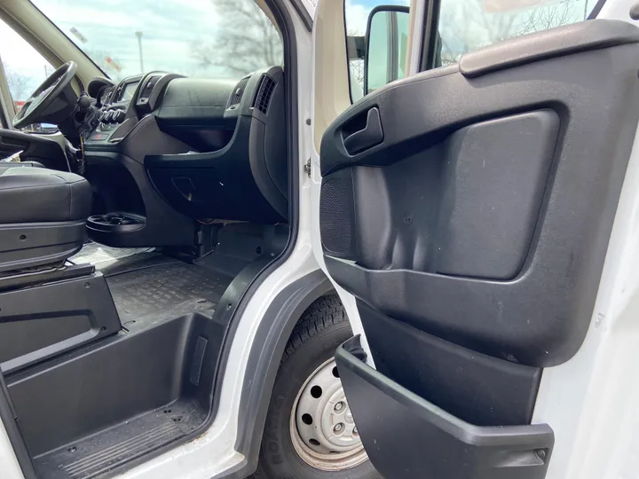 WHITE, 2017 RAM PROMASTER CARGO VAN Image 30